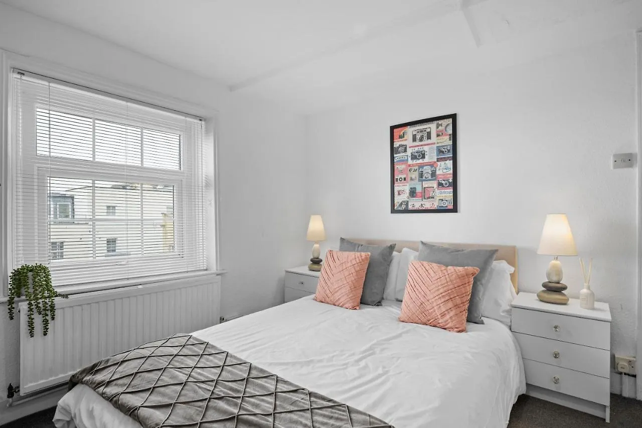 Apartamento Escape To The Sea Large Property- Beach 150 Meters- Sleeps 5 - Fast Wifi Brighton Reino Unido