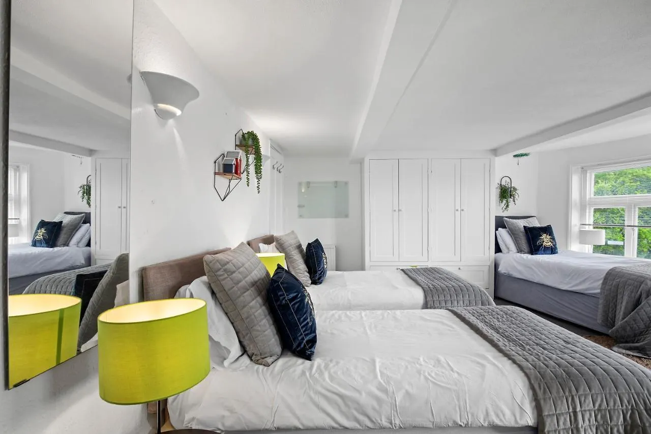 Escape To The Sea Large Property- Beach 150 Meters- Sleeps 5 - Fast Wifi Brighton
