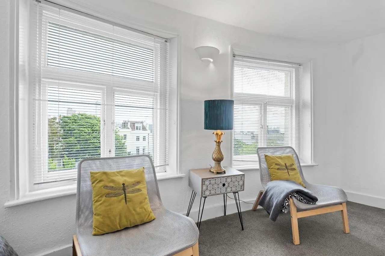 Escape To The Sea Large Property- Beach 150 Meters- Sleeps 5 - Fast Wifi Brighton 0*,  Reino Unido