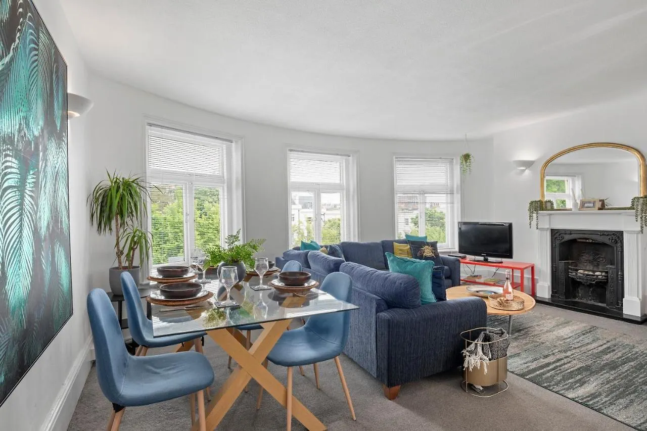 Escape To The Sea Large Property- Beach 150 Meters- Sleeps 5 - Fast Wifi Brighton